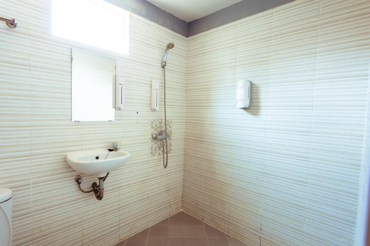Pratisarawirya Guesthouse By Ecommerceloka สุราบายา ภายนอก รูปภาพ